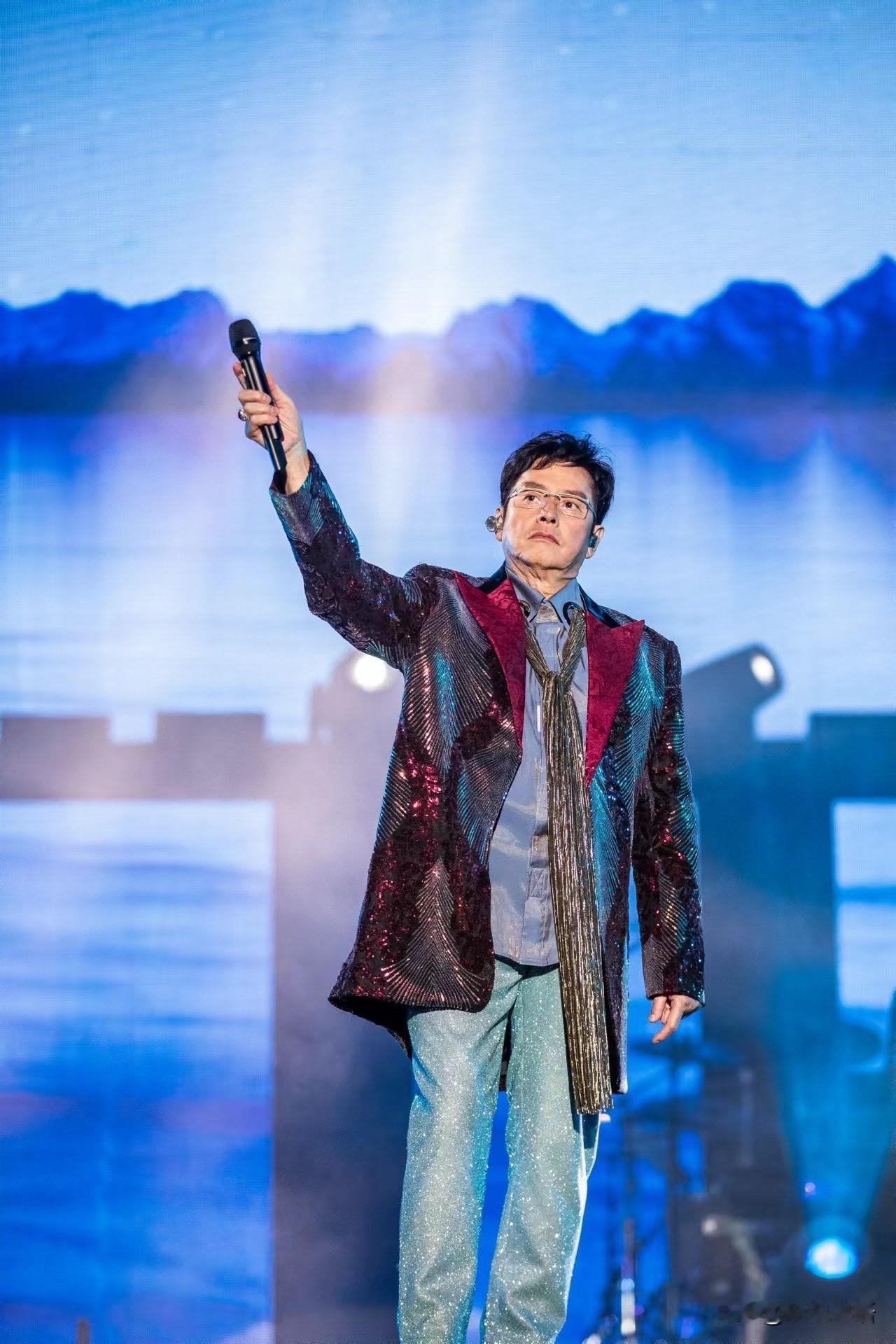 12月12号谭咏麟将在澳门举行演唱会，这是继历经3年经典传奇演唱会的最后终极站！