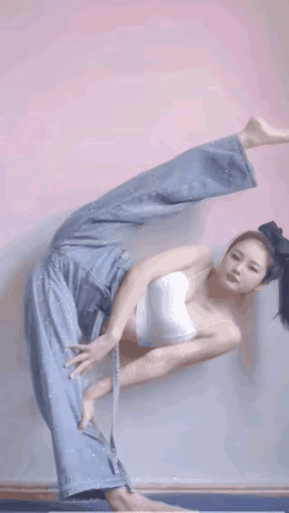 有网友不解：柔软的身段，灵活的双腿，美女把瑜伽练到如此娴熟的程度究竟有什么用呢？