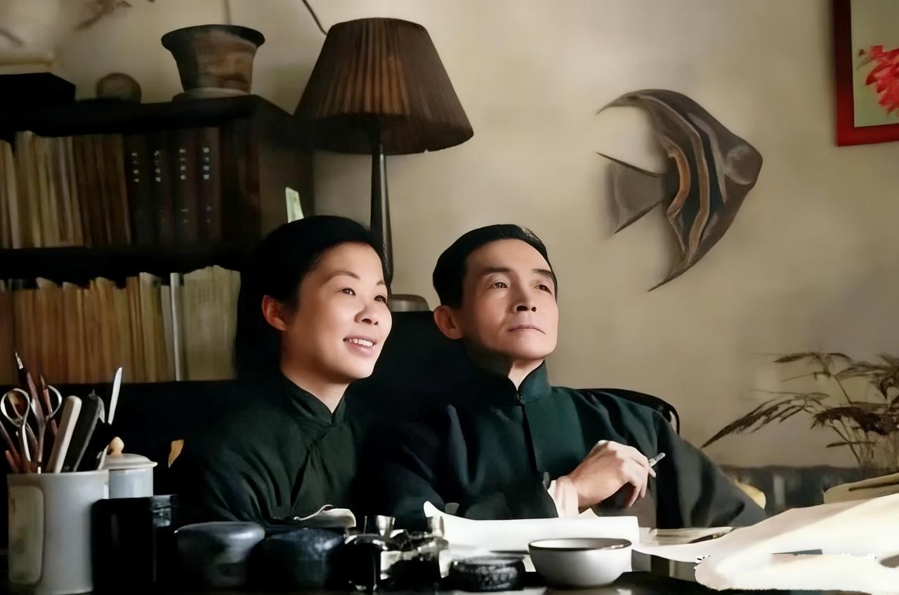 下图一至图四是梁思成与第二任妻子林洙的合影，几乎每一张合影中，林洙都是一脸幸福地