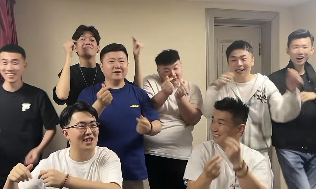 德云八队演员在南京德云社宿舍聚餐,人少但也很热闹。参与聚餐的,是郭胜文、张霄白、