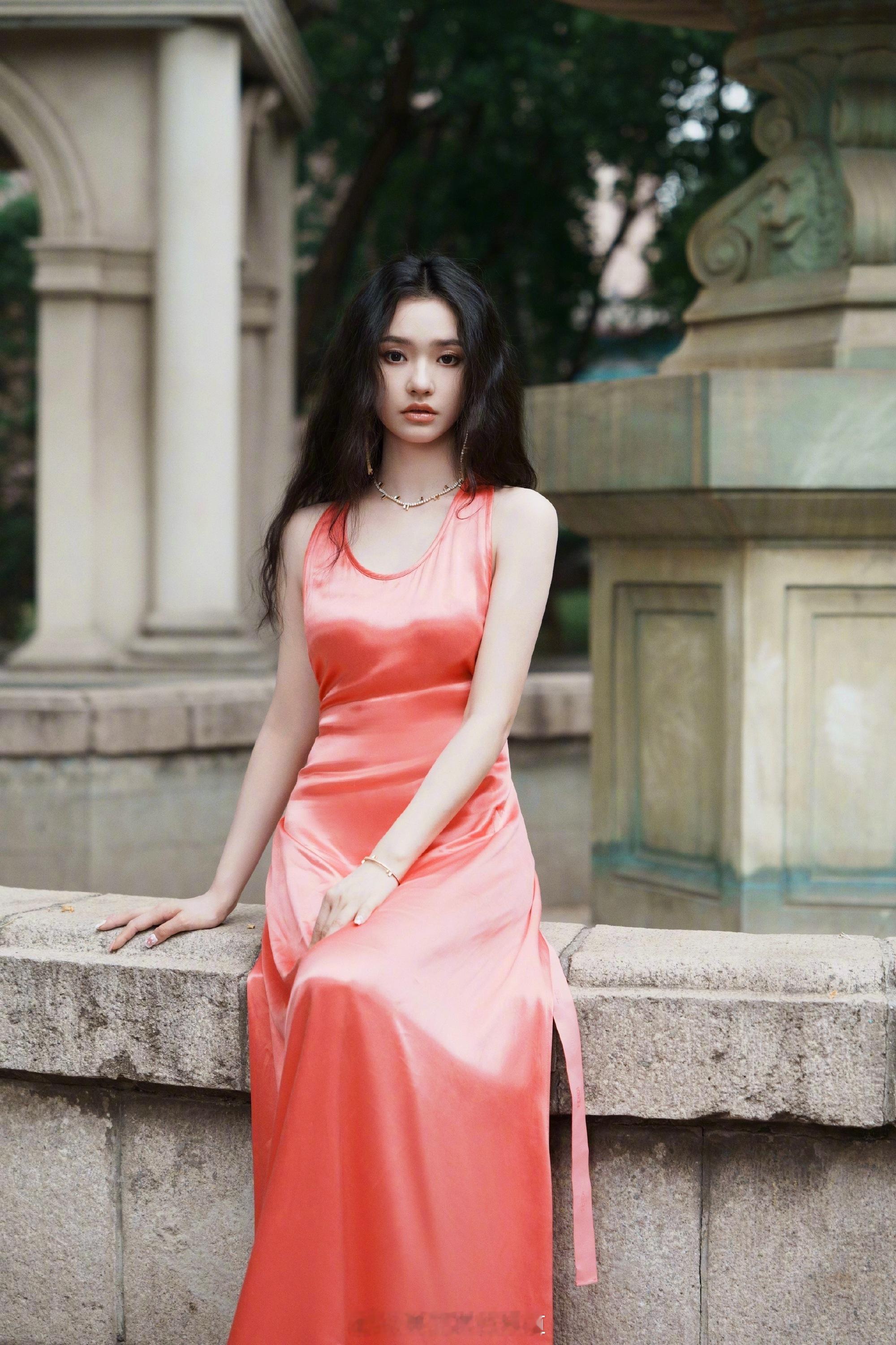 林允红色绸缎露背连衣裙