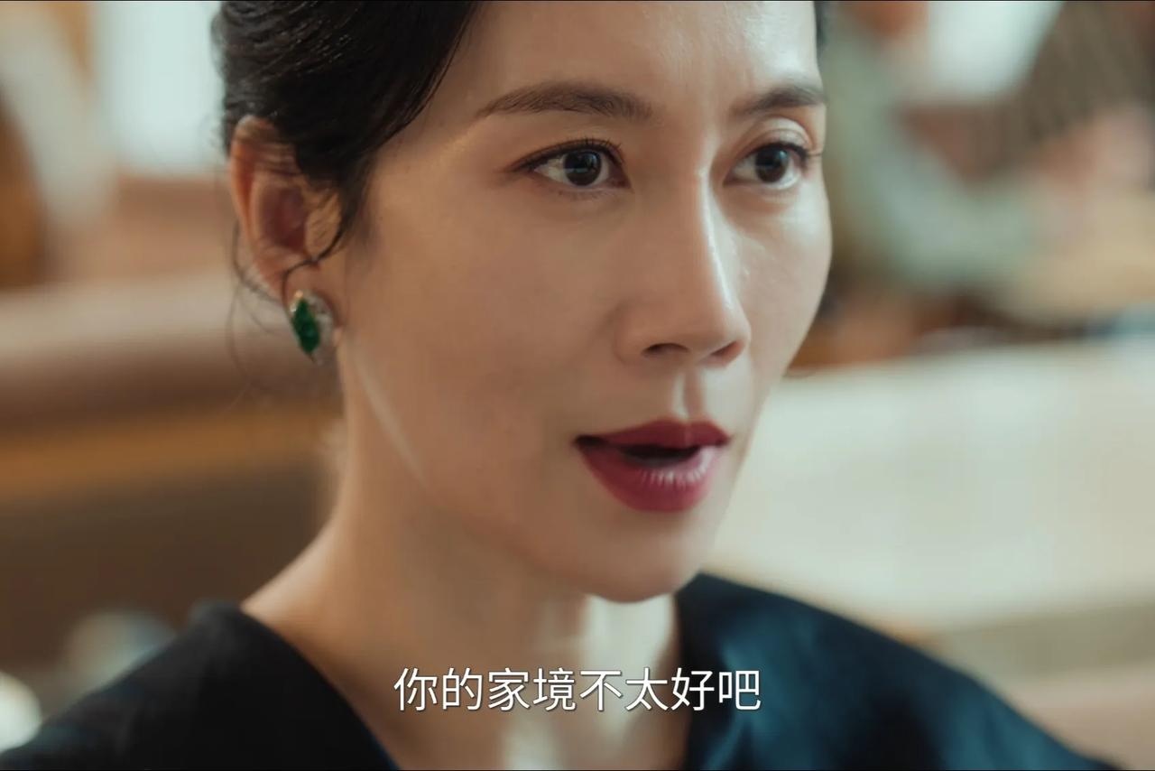 未来的豪门婆婆是怎么看出许妍的家境不太好的？其实有很多细节都能看出来：许妍会