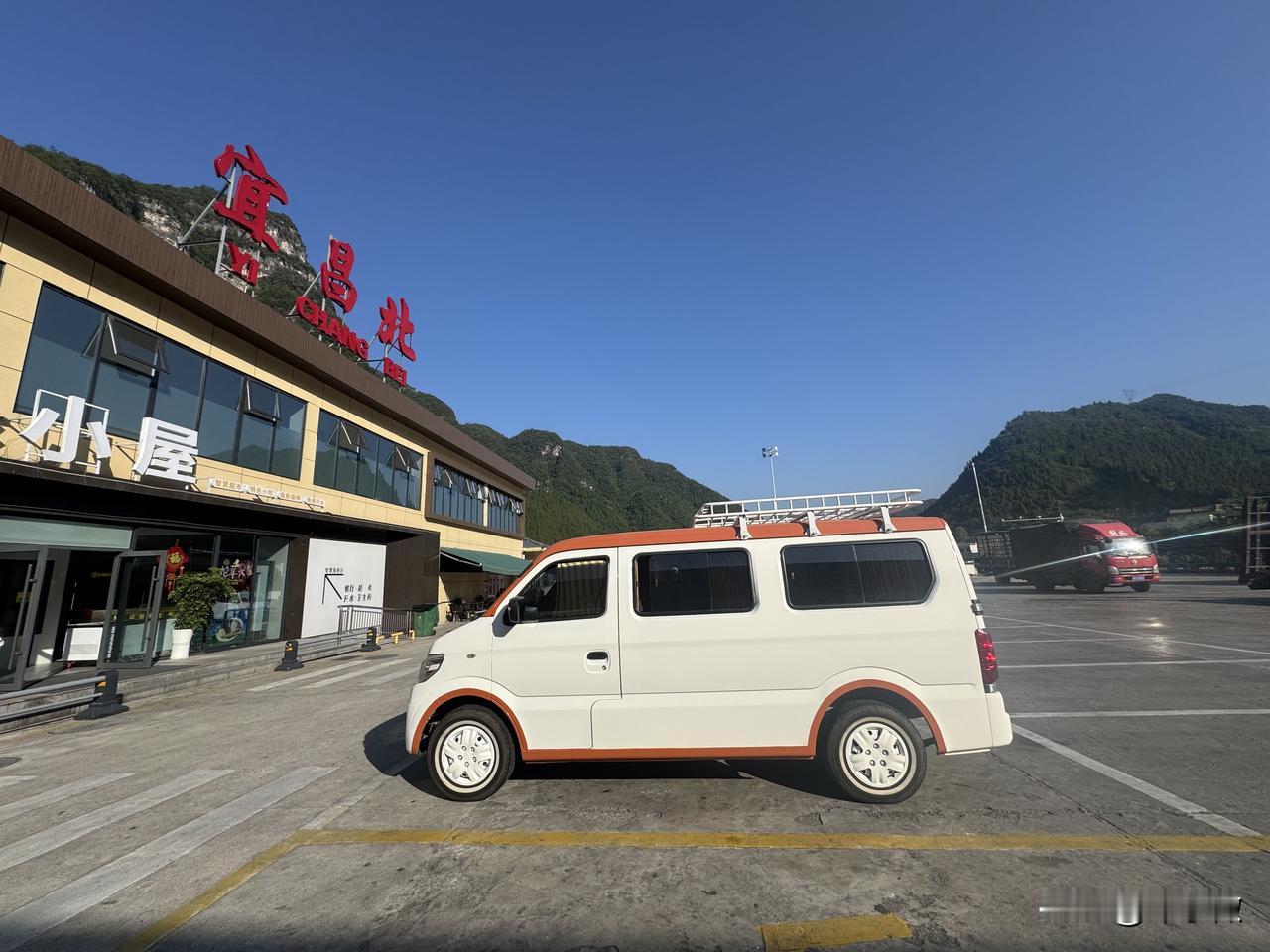中午从家乡南充塞满一车物品就出发，油门一踩，直接干了600多公里！到宜昌北停车区
