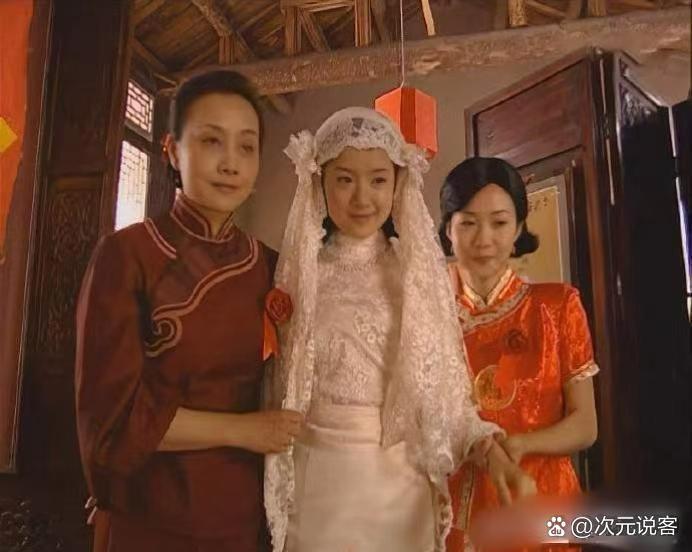 直到这会儿才发现，冷清秋结婚穿的婚纱，瞅着又难看又一股子廉价味儿，全靠董洁那超高