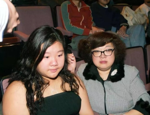 一次，主持人问郑少秋女儿郑欣宜：你有6000万遗产，却在演唱会上为挽回男友下跪，