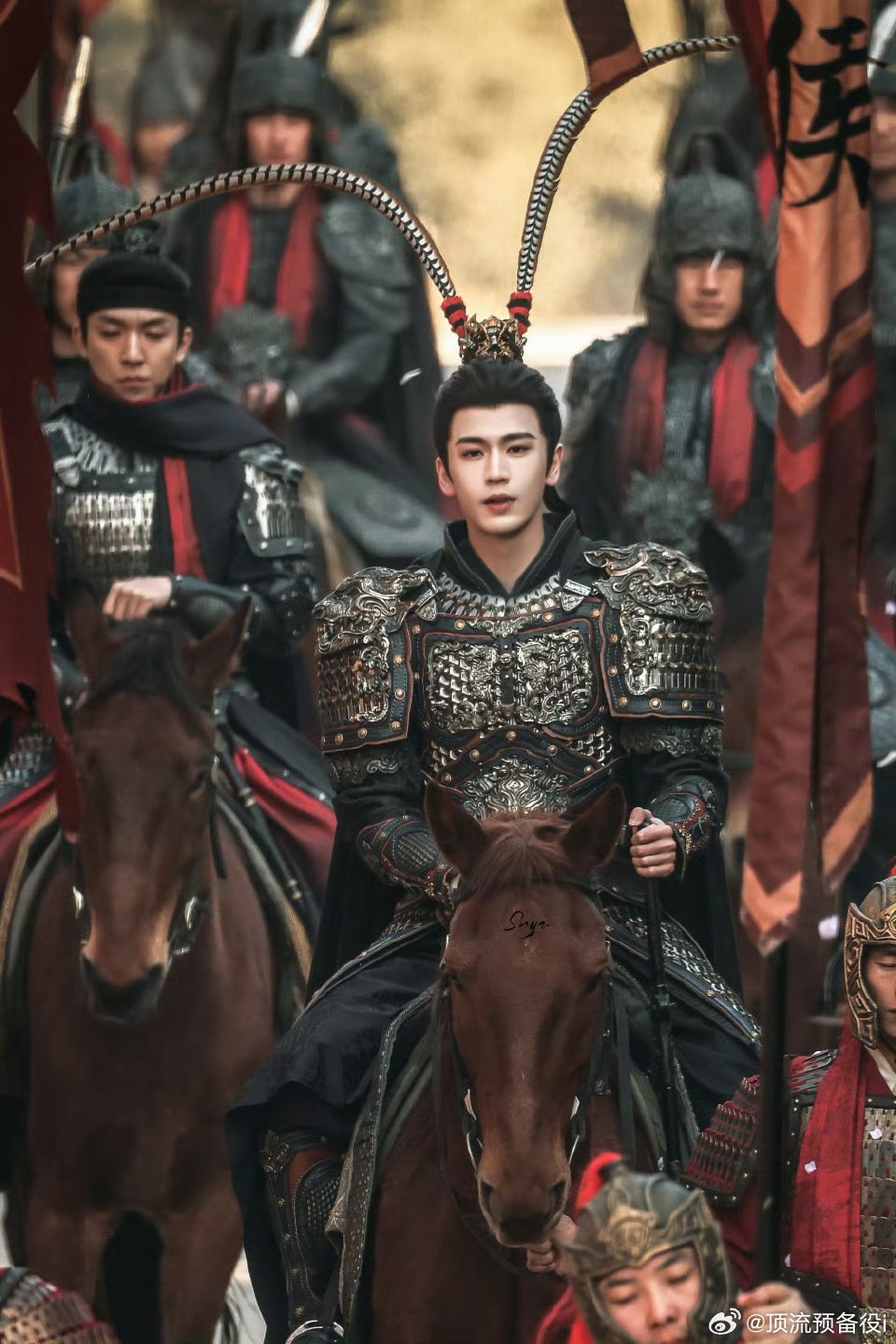 雉鸡翎造型是张凌赫提的张凌赫就是一个有想法有思考的演员离逐玉开播还有两天大家都