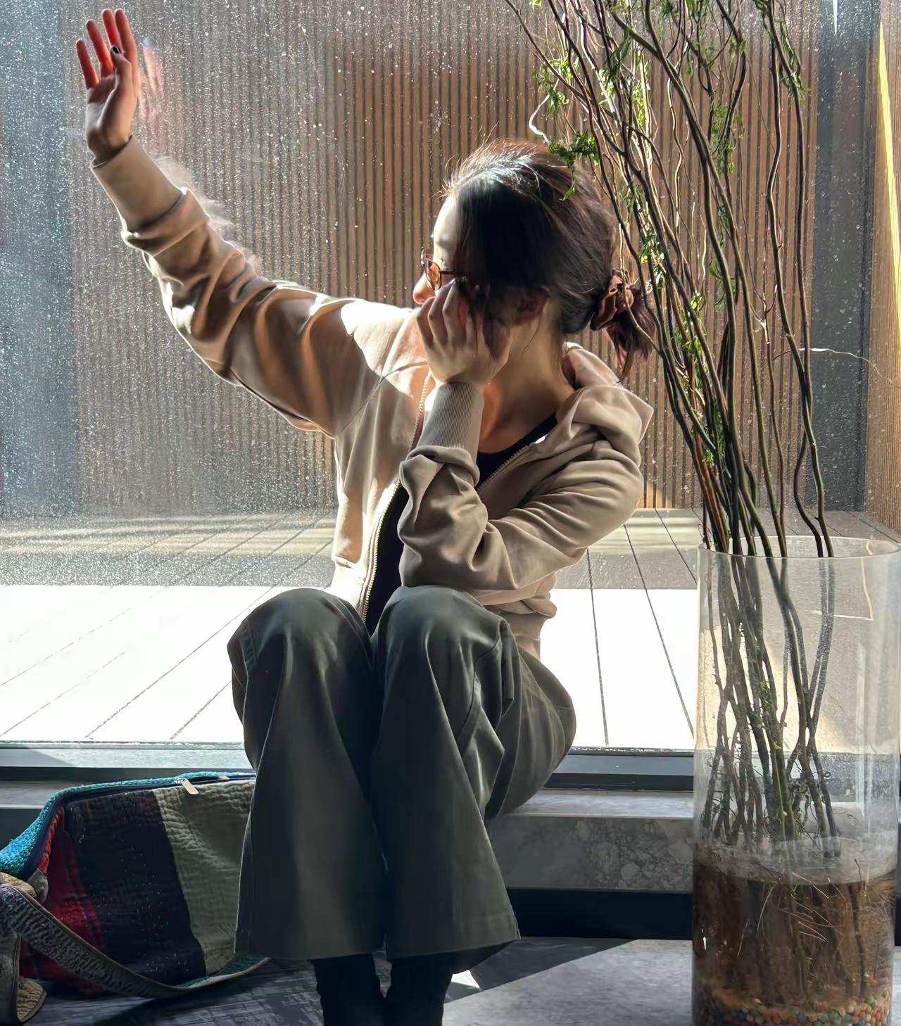 张子枫张子枫真是娱乐圈独特的存在。看她那些美图，随性长发搭简约饰品，托腮沉思或