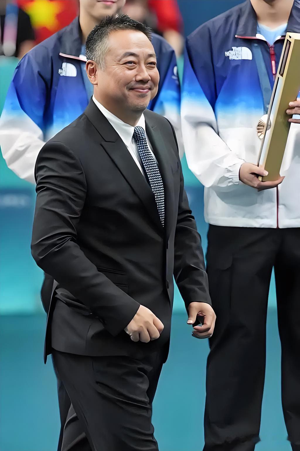 9月21日名古屋亚运会乒乓球馆内，刘国梁以国际乒联第一副主席的身份公开现身，和国