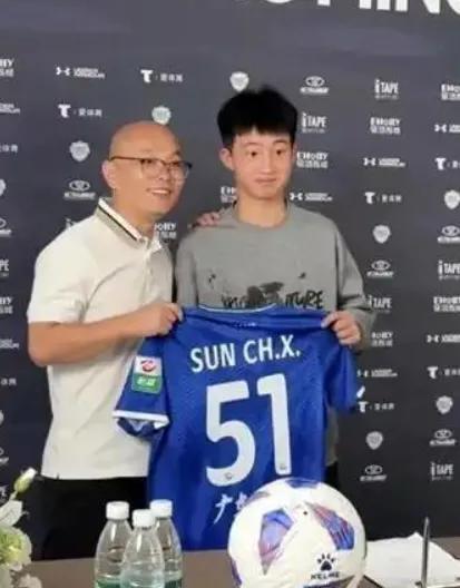 彻底闹掰了？九年无偿青训栽培，董路icon一句“永不合作”划清界限。 孙臣曦