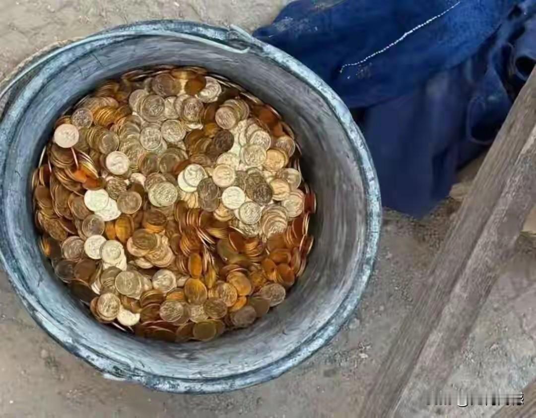 挖下水道挖出宝贝，比利时小伙真是太走运了，据说这批金币和金条价值900万欧元，小