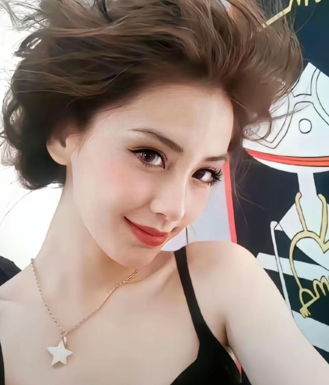 杨颖星河映笑颜，风华似当年[比心]