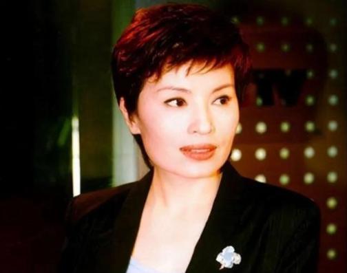 1998年，央视主持人李瑞英在新闻播报前突然得知儿子跳楼了！内心备受煎熬的她最终