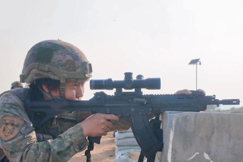 QBZ-192型5.8毫米短突击步枪，装甲部队、特种部队、技术兵种的首选步枪。2