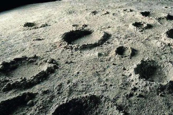 你有没有想过一件事：月球上遍地都是土，为什么咱们的嫦娥五号拼了老命，只带回来三斤