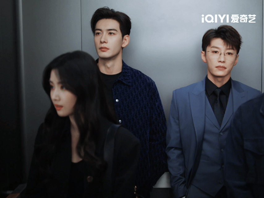 表面按电梯实则背后抱卢昱晓和代旭的CP感绝了！《电视剧轧戏》里按电梯背后抱