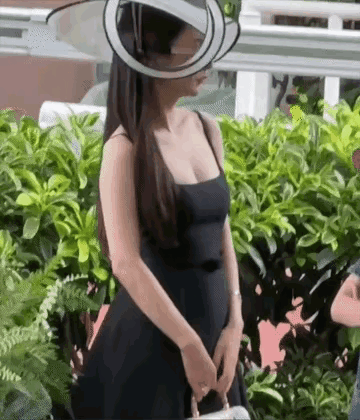 大家看看方媛这是怀孕了吗？郭富城的妻子方媛，领着孩子陪着丈夫一起看赛马。只见