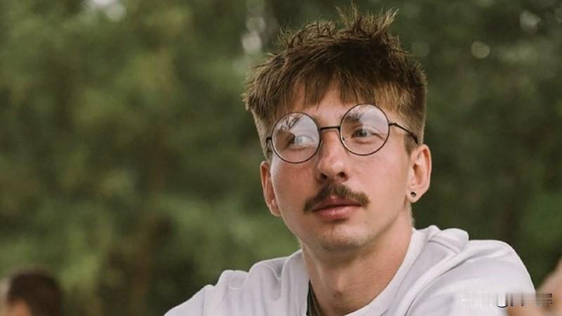 【在波兰的俄罗斯间谍因婚外恋被妻子告发】波兰发生了一起三角恋事件：一名俄罗斯