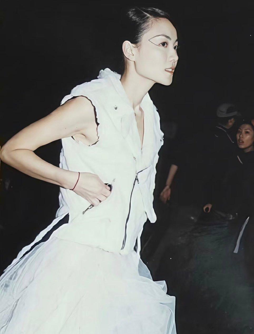 王菲的眉毛，很多年前她就这么画了。