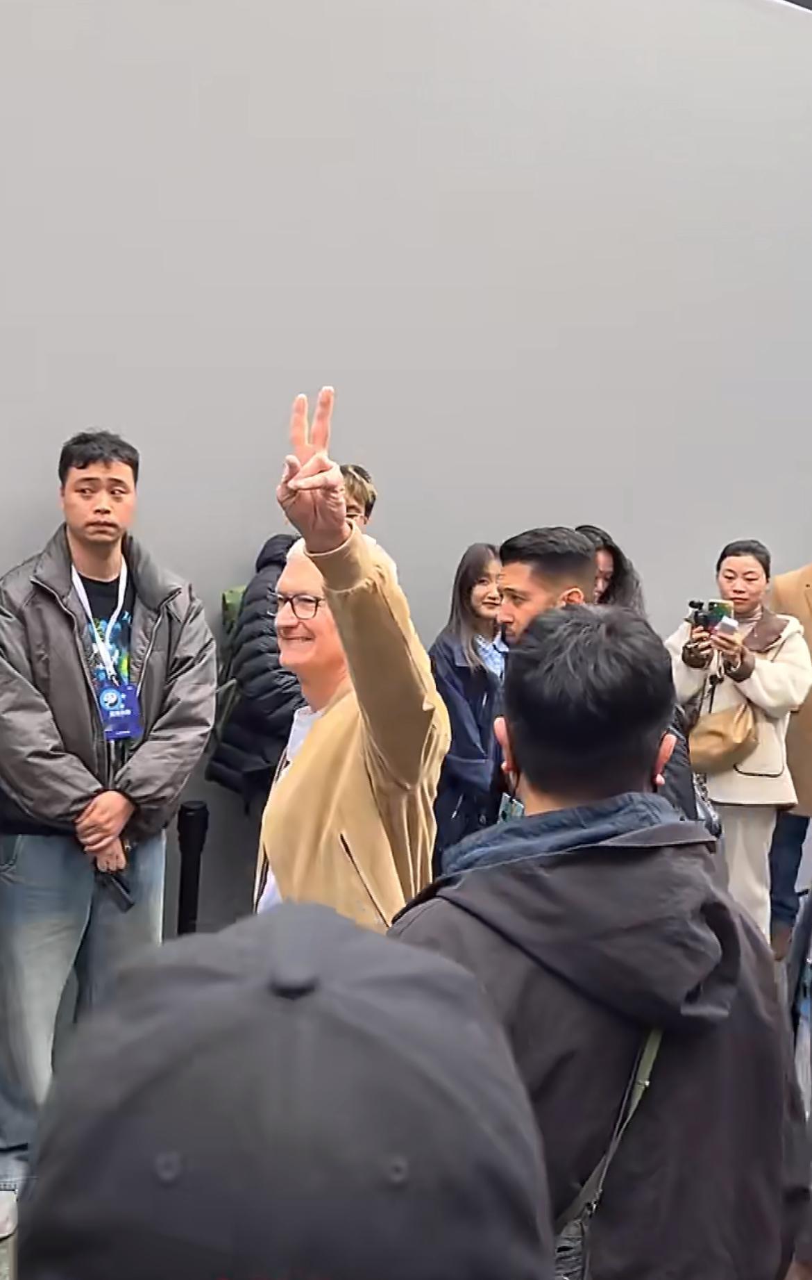 库克现身成都太古里！3月18日，苹果公司CEO库克现身成都太古里，出席苹果5