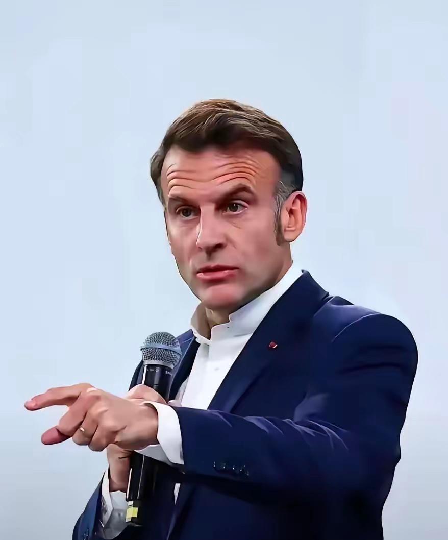 马克龙前脚刚走，就对我们发出警告！12月7日，马克龙在接受法国《回声报》采访