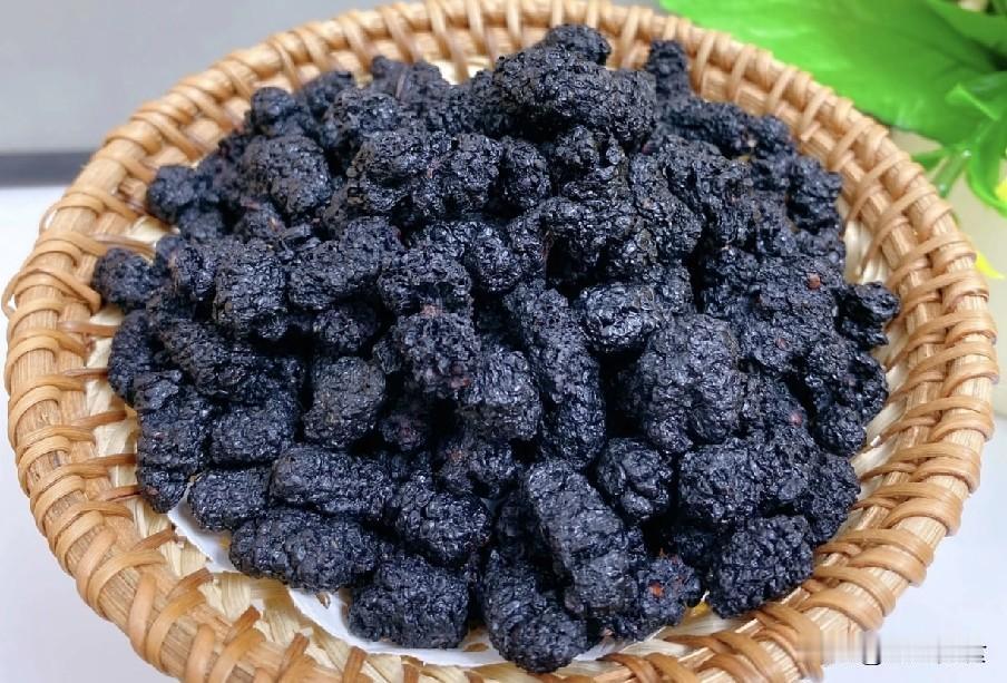 村里90岁张老中医分享了山楂干配桑葚的养生秘诀，俩食材常见省钱，搭配着比贵补品实