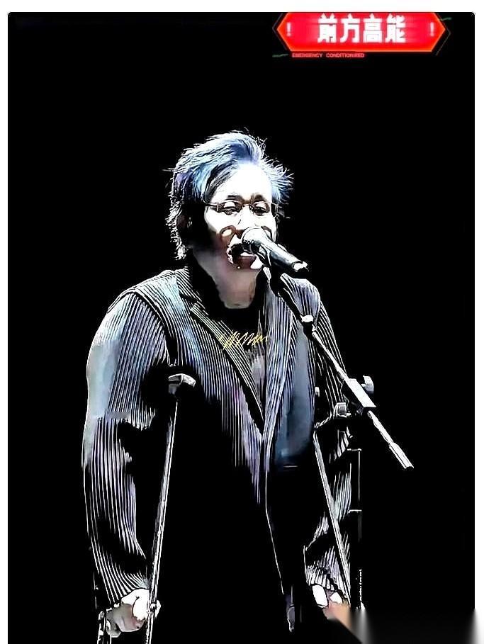 原来在他眼里，我们这些听他歌长大的，不过是些“小鼻子小眼睛的市井小民”。他觉得