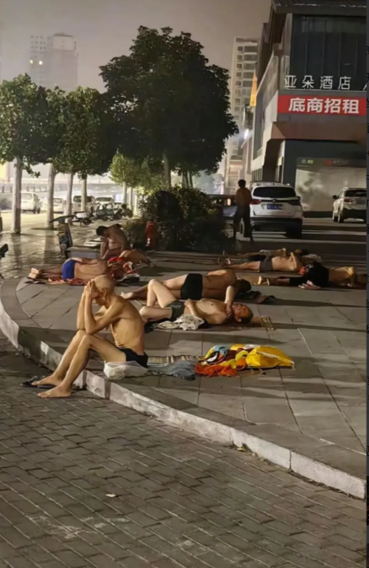 街头上的一幕，不得不说，看着有点心酸