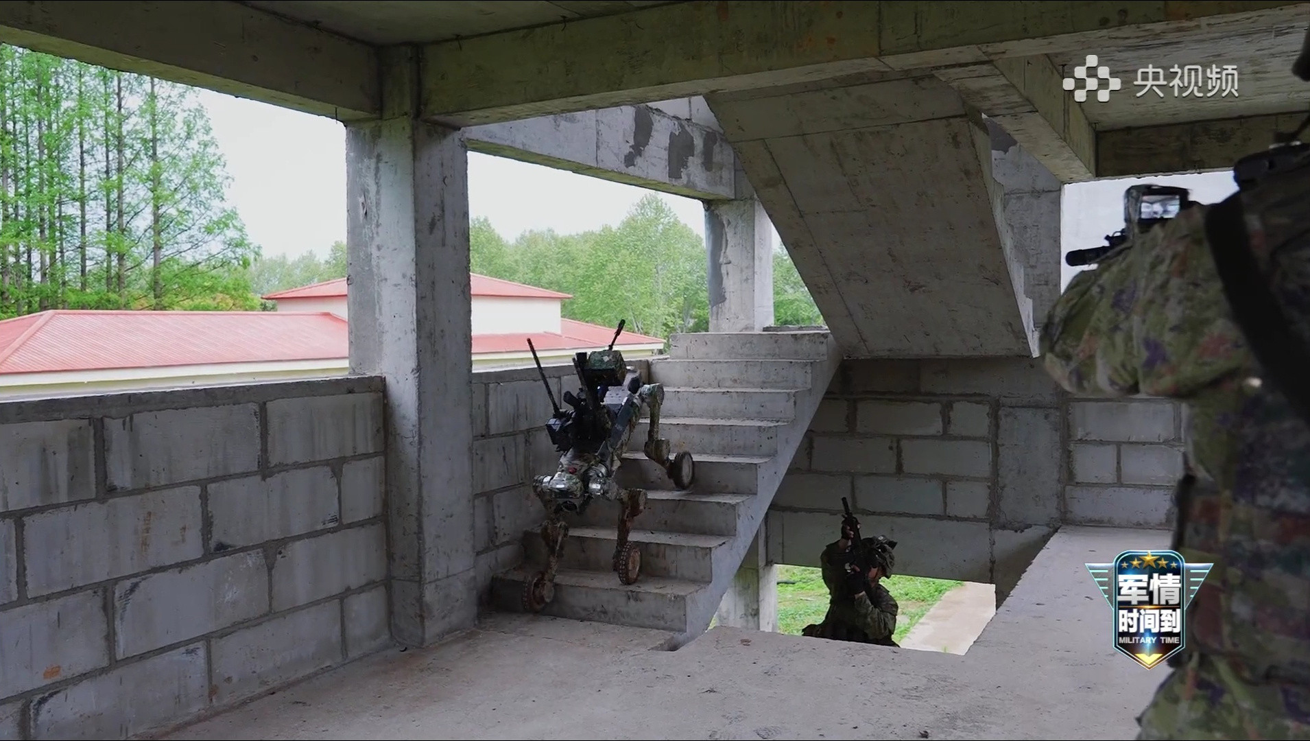 在陆军某部城镇作战演练中大量无人装备投入使用，可以看到，无人作战车（阅兵同款ZR