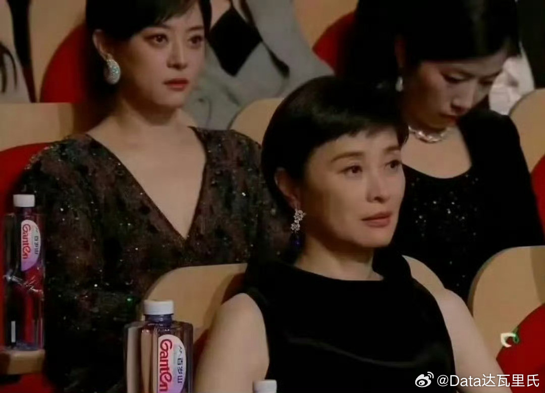 肖战听到杨紫得奖的反应笑死，哈哈哈哈，人得视后yxh说你比本人激动，反手挂0、陪