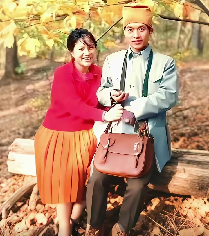 80年代，诗人顾城与妻子谢烨在成都公园的一张留影，黑夜给了我黑色的眼睛，我却用它