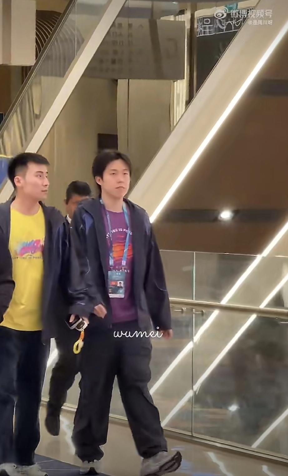 大头、莎莎、曼昱参加澳门世界杯晚宴来喽[笑着哭]！王楚钦和队友牛冠凯一起悠闲地走