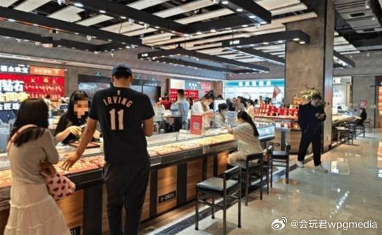 金饰价格跌下1400元有金店老板劝大家别当韭菜据央视网报道，过去一周，现货黄金