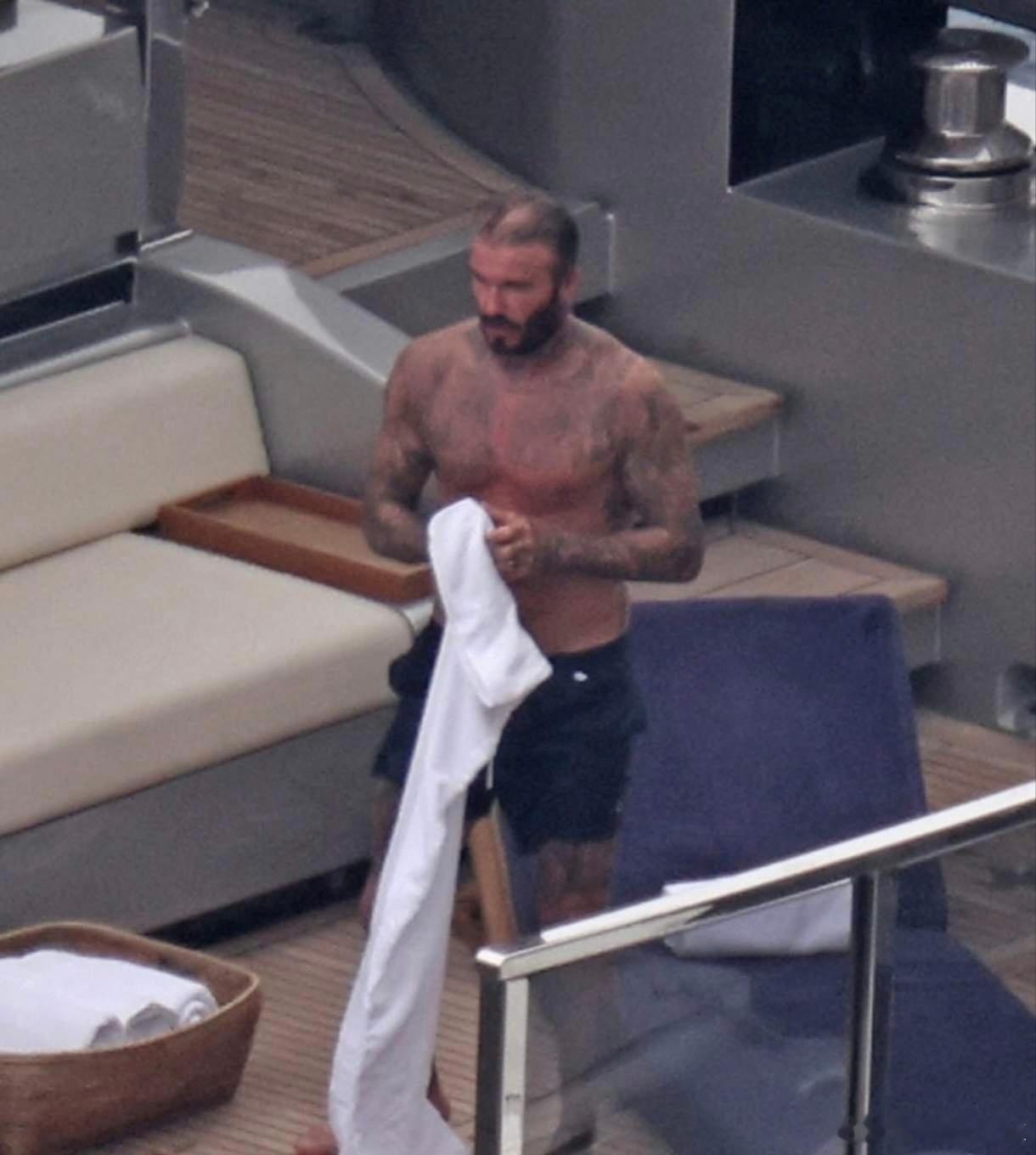 哪怕发量有点告急，也丝毫不影响贝克汉姆那股成熟男人的帅劲儿和爆表的气场。小贝带着