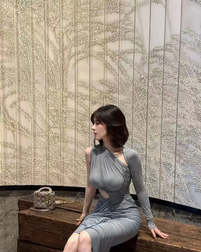 这种顶级的身材，顶级的容颜。卡里没有5000万。搭讪都很心虚吧！
