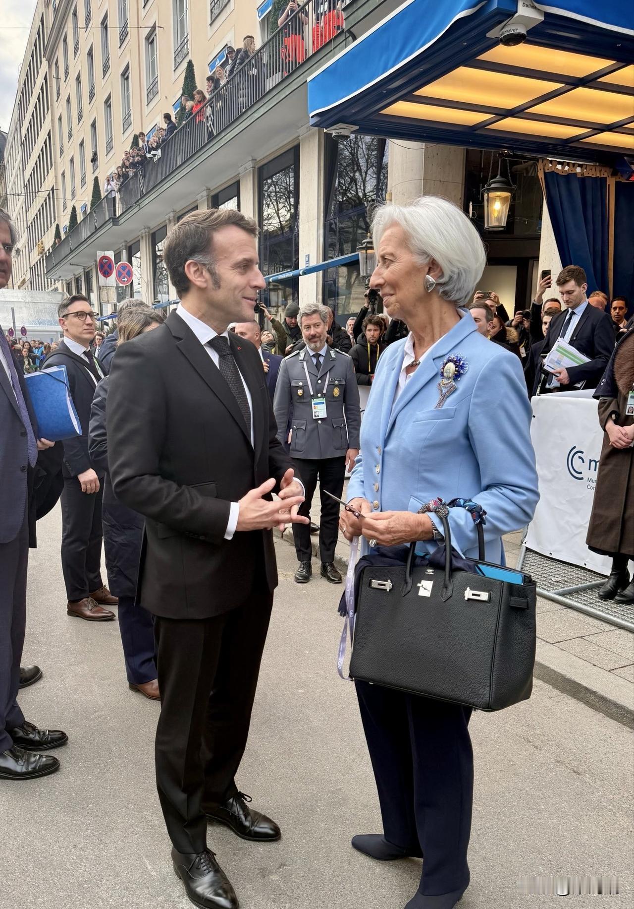 这张照片记录了法国总统埃马纽埃尔·马克龙(EmmanuelMacron)与