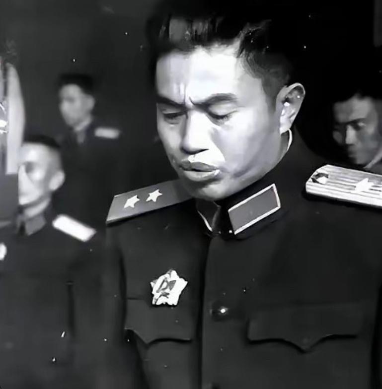 1940年，皮定均看上了女干部张烽，就让县长去说媒，张烽听说了县长的来意后，拒绝