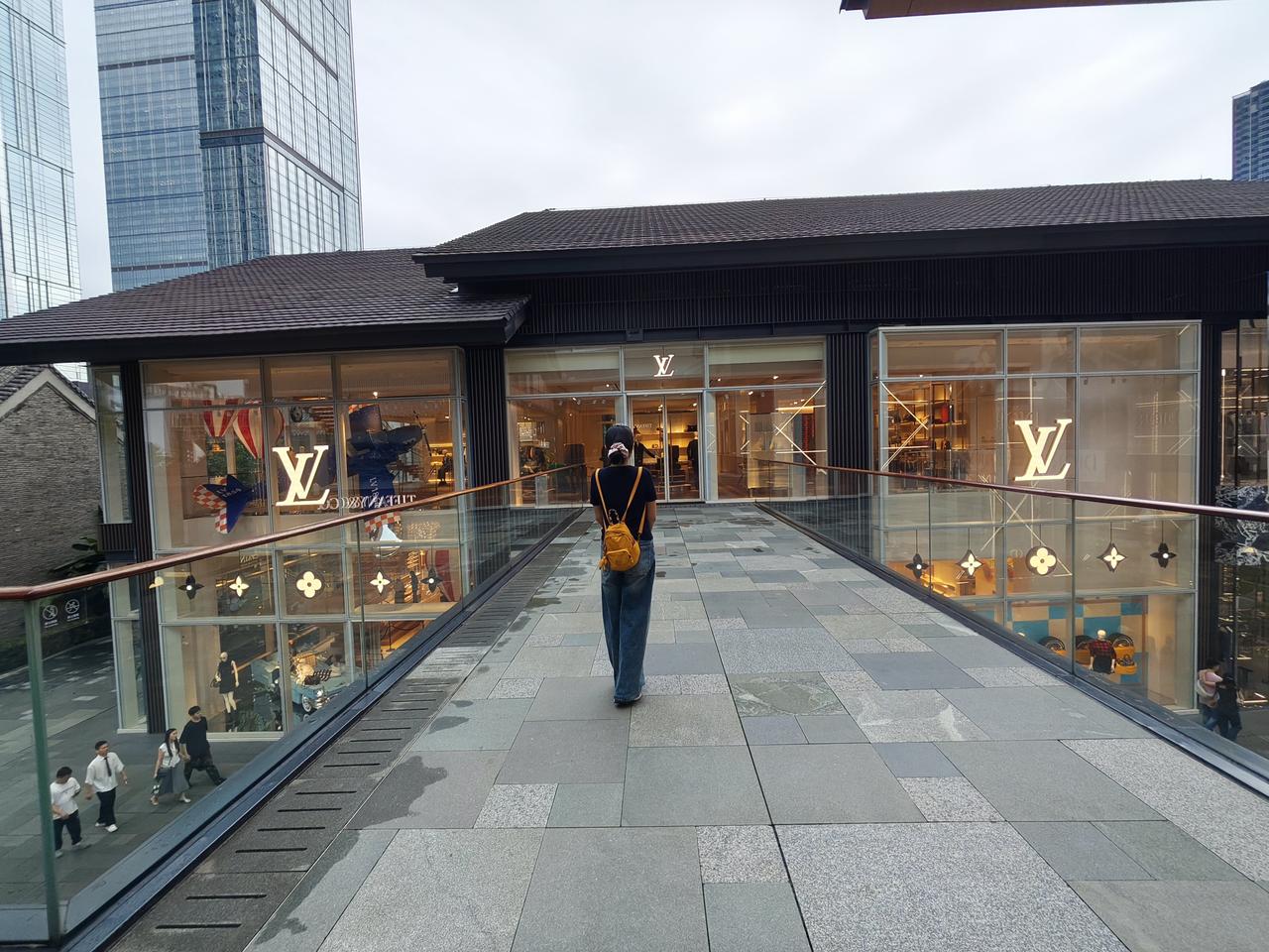 生活偶尔会让人疲惫，但旅行就像一场温柔的治愈。我走进那片花海，仿佛走进了一个童话