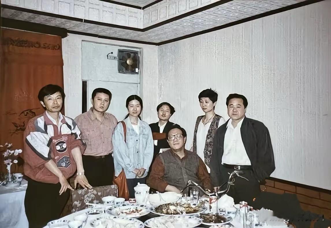 中国当代文坛半壁江山这张合影拍摄于1993年5月12日，现代文学界大咖齐聚一