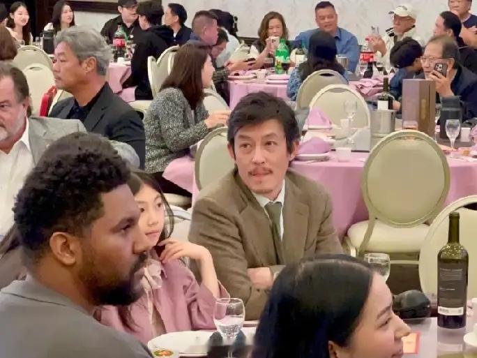 有网友在洛杉矶偶遇陈冠希一家，他这次的造型略显潦草！不得不说，帅哥底子好，敢这样