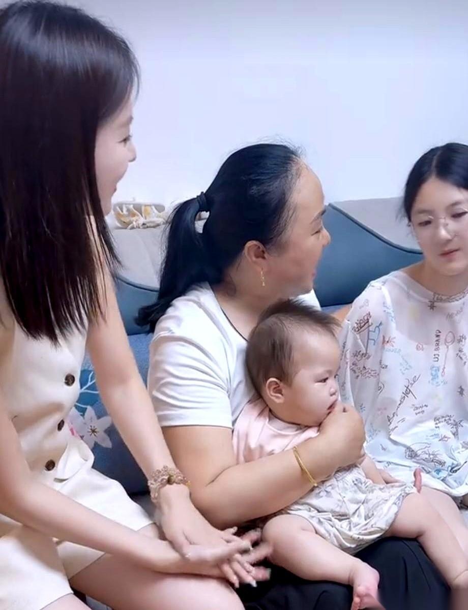 糖果刚拿着漂亮的成绩单松了一口气，亲爹明明的一句话直接砸了过来：“考得不错，乘胜