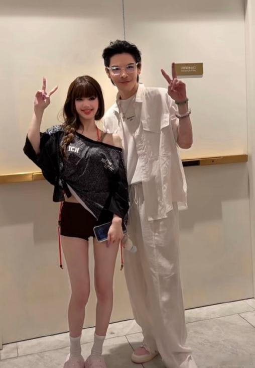 向佐和赵露思的合影，向佐和露思站一起哥感好强哦。