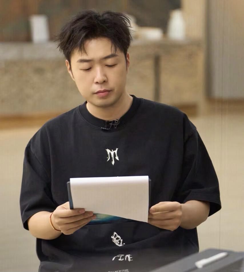 明眼人都看得出来杜海涛估计现在很尴尬，他刚结束了游学，春风得意的完成了全