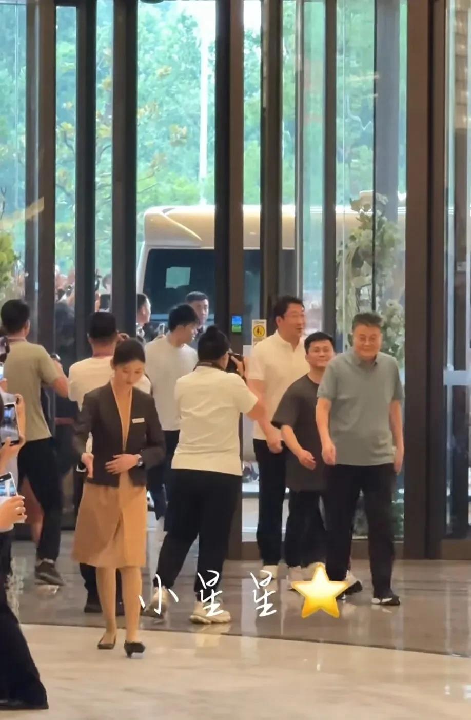 甜甜也是好起来左手随便选[墨镜]一眼望过去左手都快全在这了！祖师爷:我