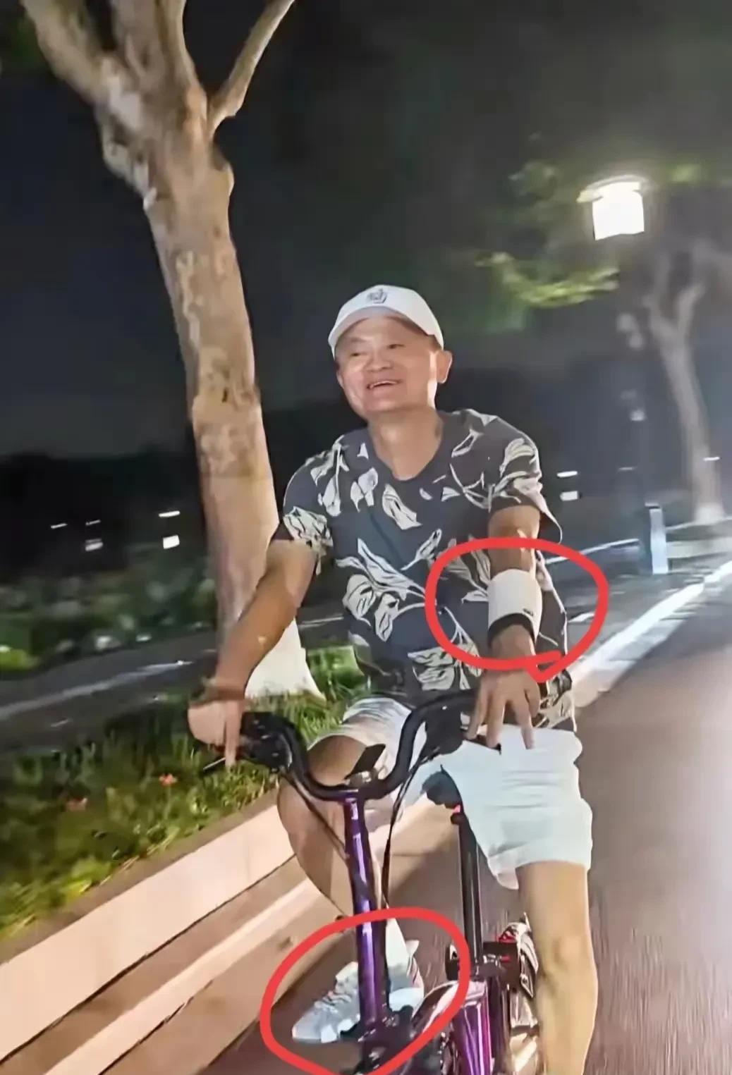 昨夜有网友偶遇马云独自夜骑环游西湖，没带保镖的他，确实透着股接地气的亲切感——真