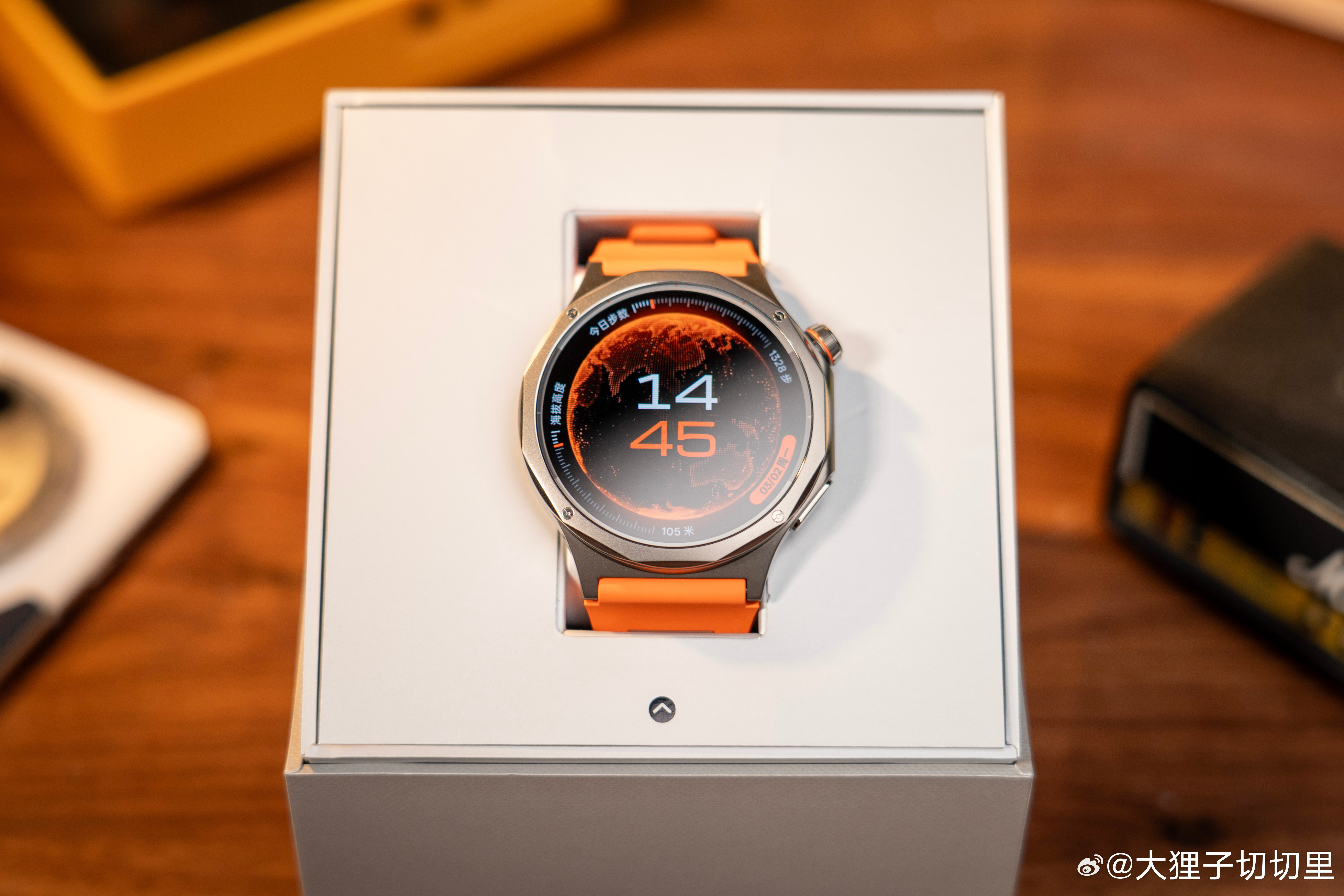 OPPOWatchX3上手第一感觉就是更轻薄了！这次用的是全钛材质，表圈做了