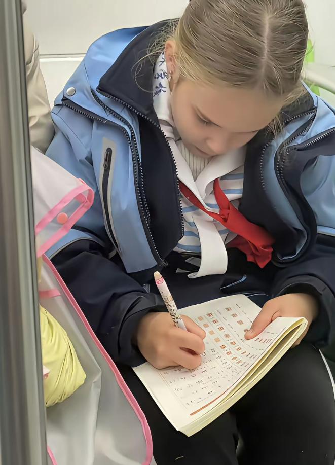 在上海地铁上拍到这一幕，真的越看越暖心。不少人第一眼还以为是咱们本地孩子，仔细