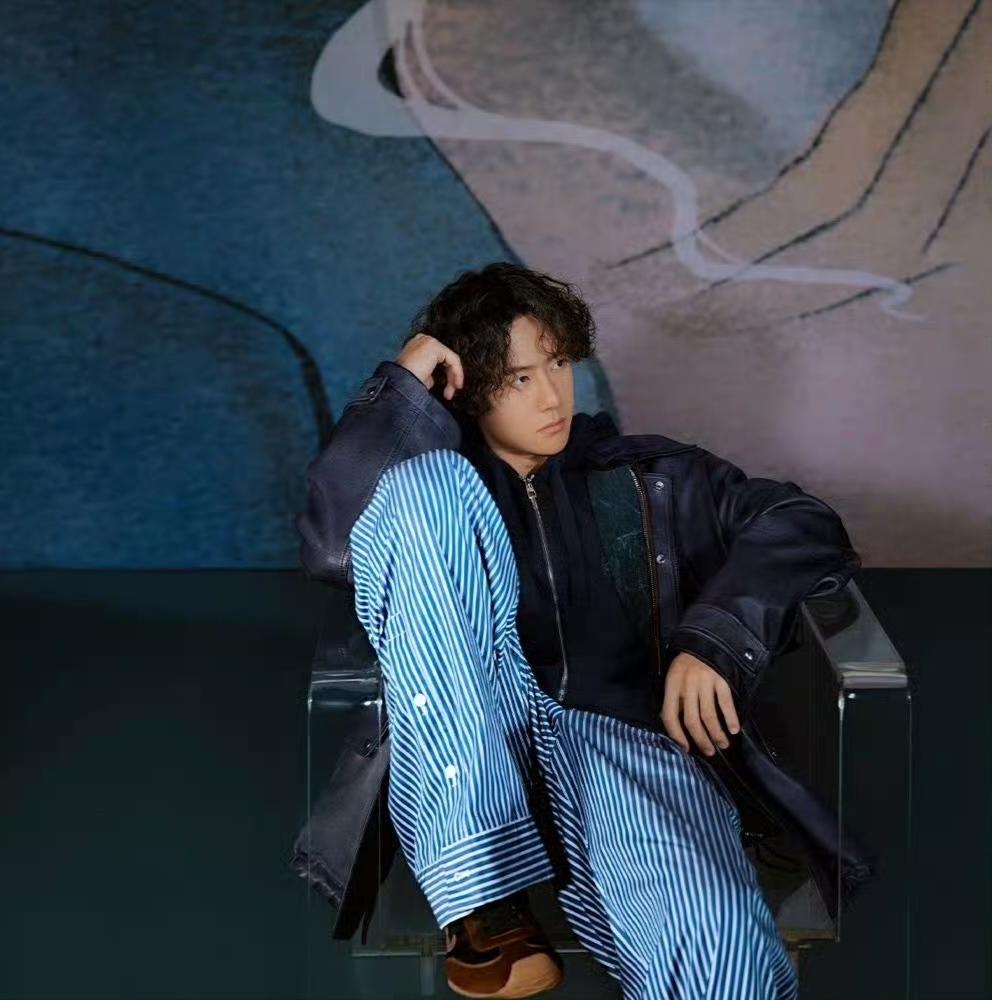 王一博LOEWE最新物料，最新地广！超级权威的一张脸和无人匹敌的时尚感，天生适