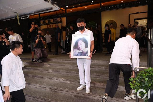 艾威太太告别式｜艾威强忍泪水送别亡妻陈美玲，缨红宴小酌红酒！艾威太太陈美玲（L