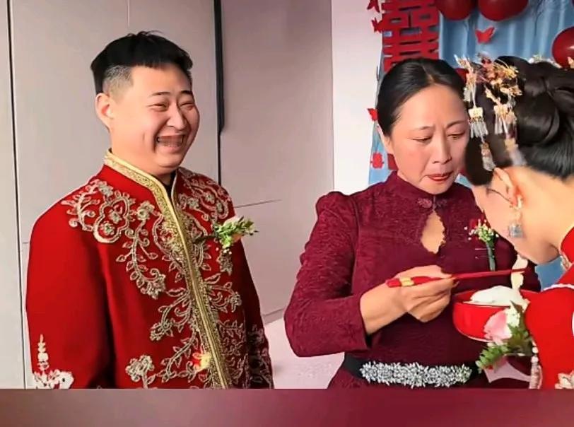 结婚当天，新郎脸上乐开花，看到岳母哭了，哭着喂女儿面条时，新郎瞬间变脸，丈母