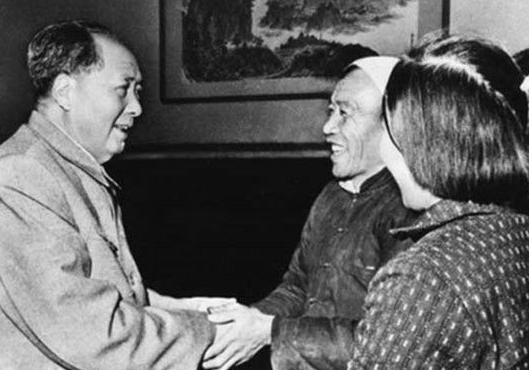 毛主席为什么要安排工人和农民当副总理？1975年的国务院里，同时坐着两个特殊的副